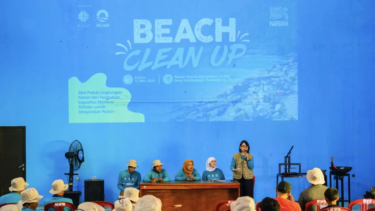 Sustainability Manager Nestlé Indonesia Helenna Ariesty memberikan kata sambutan dalam agenda bersih-bersih kawasan pesisir Desa Sumberjaya, Pandeglang, Banten.