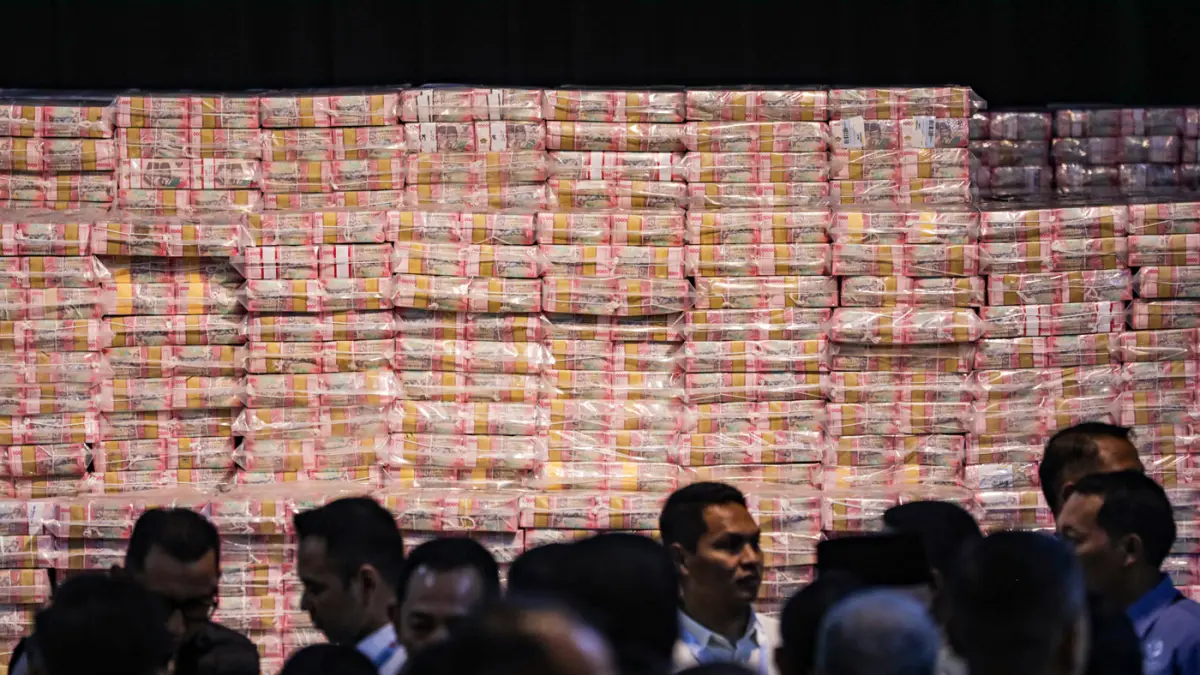 Tumpukan uang tunai di perlihatkan pada acara Penyerahan Denda Administrasi dan Lahan Kawasan Hutan di Kejaksaan Agung, Jakarta, Rabu (13/5/2026). (Salman Toyibi/Jawa Pos)
