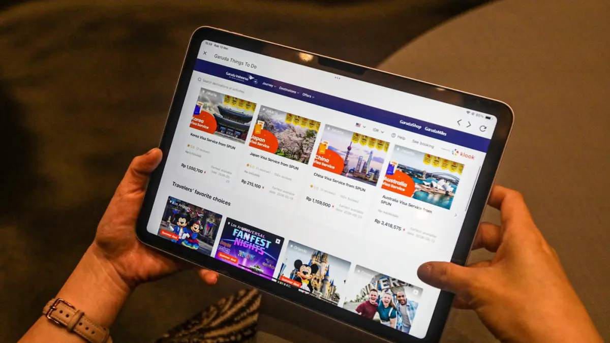 Warga menggunakan aplikasi FlyGaruda saat peluncuran kolaborasi strategis layanan digital di Jakarta, Rabu (13/5/2026). (Salman Toyibi/Jawa Pos)