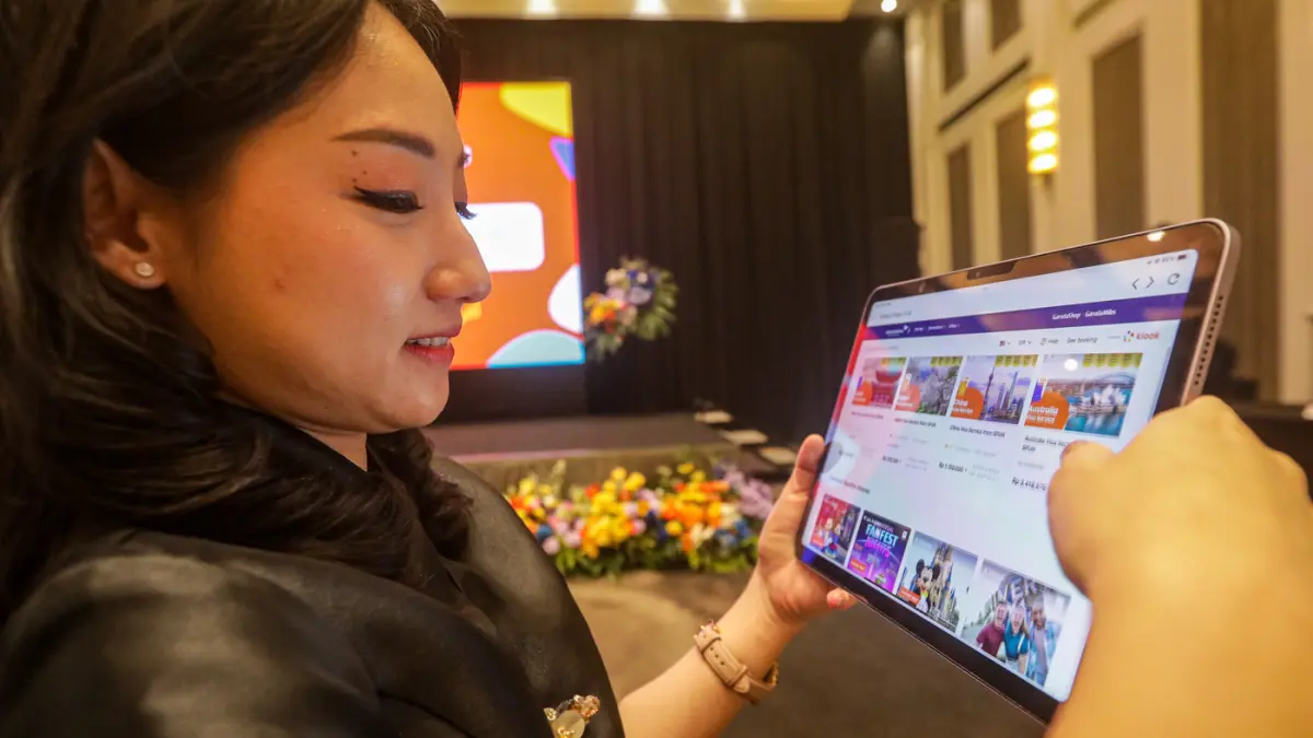 Warga menggunakan aplikasi FlyGaruda saat peluncuran kolaborasi strategis layanan digital di Jakarta, Rabu (13/5/2026). (Salman Toyibi/Jawa Pos)