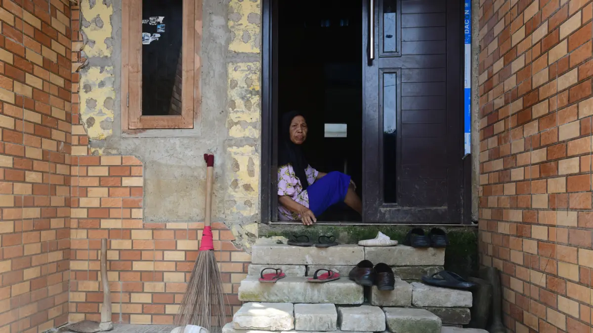 Pemukiman warga tergenang Kali Pesanggrahan yang alirannya menyempit karena longsoran TPA Cipayung di kawasan Cipayung, Depok, Jawa Barat. (Dery Ridwansah/ JawaPos.com)