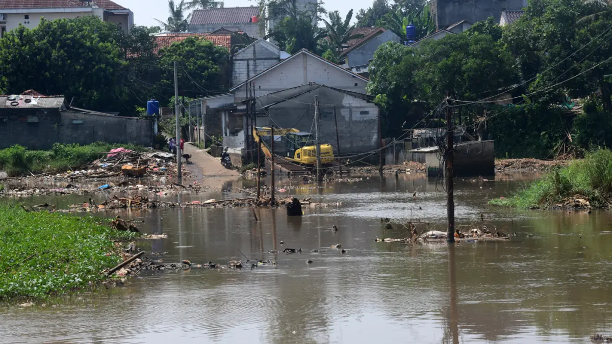 Pemukiman warga tergenang Kali Pesanggrahan yang alirannya menyempit karena longsoran TPA Cipayung di kawasan Cipayung, Depok, Jawa Barat. (Dery Ridwansah/ JawaPos.com)