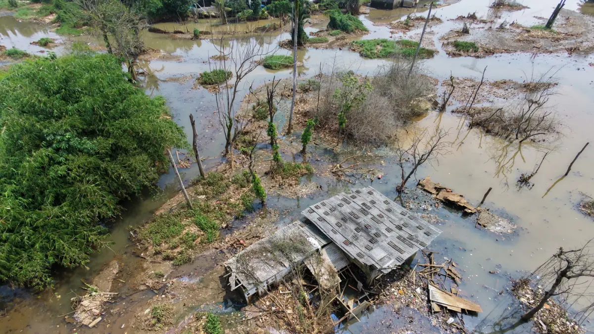Pemukiman warga tergenang Kali Pesanggrahan yang alirannya menyempit karena longsoran TPA Cipayung di kawasan Cipayung, Depok, Jawa Barat. (Dery Ridwansah/ JawaPos.com)
