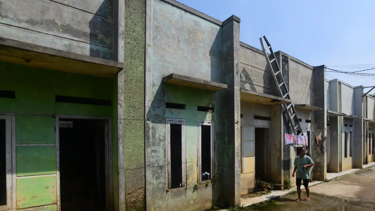 Pemukiman warga tergenang Kali Pesanggrahan yang alirannya menyempit karena longsoran TPA Cipayung di kawasan Cipayung, Depok, Jawa Barat. (Dery Ridwansah/ JawaPos.com)