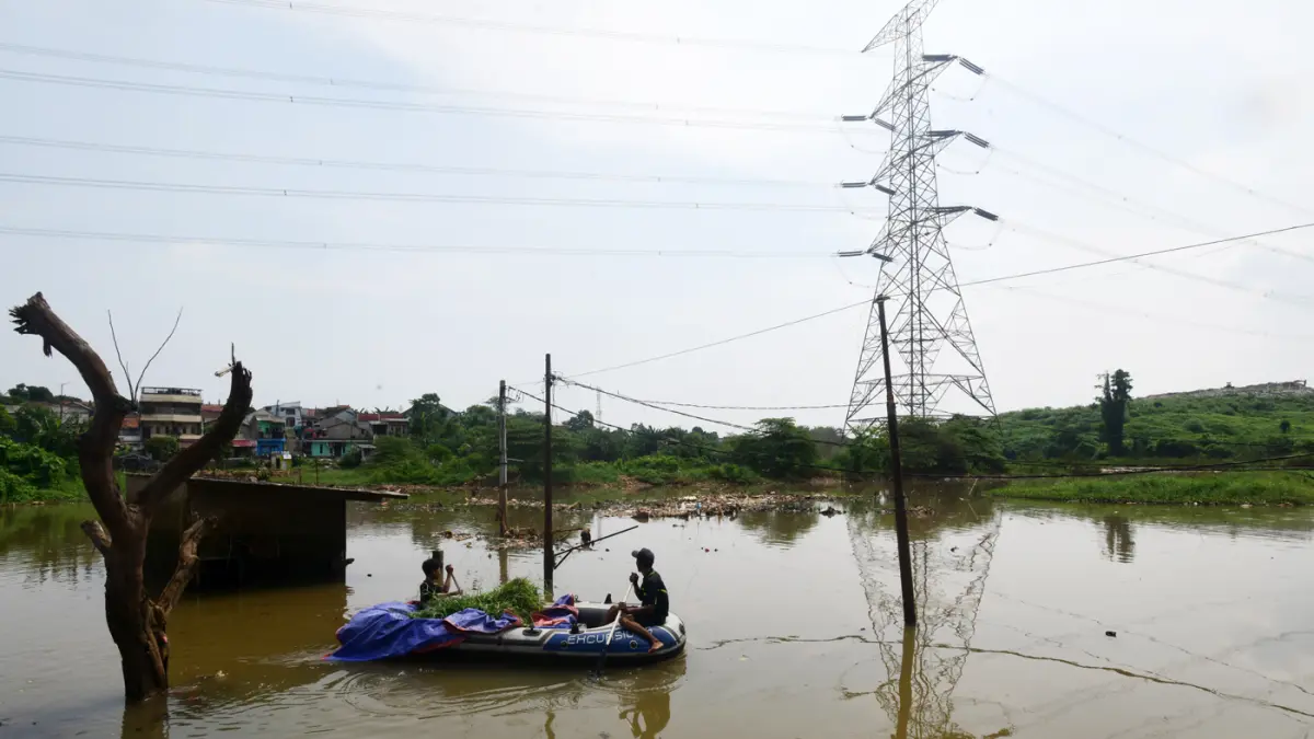 Pemukiman warga tergenang Kali Pesanggrahan yang alirannya menyempit karena longsoran TPA Cipayung di kawasan Cipayung, Depok, Jawa Barat. (Dery Ridwansah/ JawaPos.com)