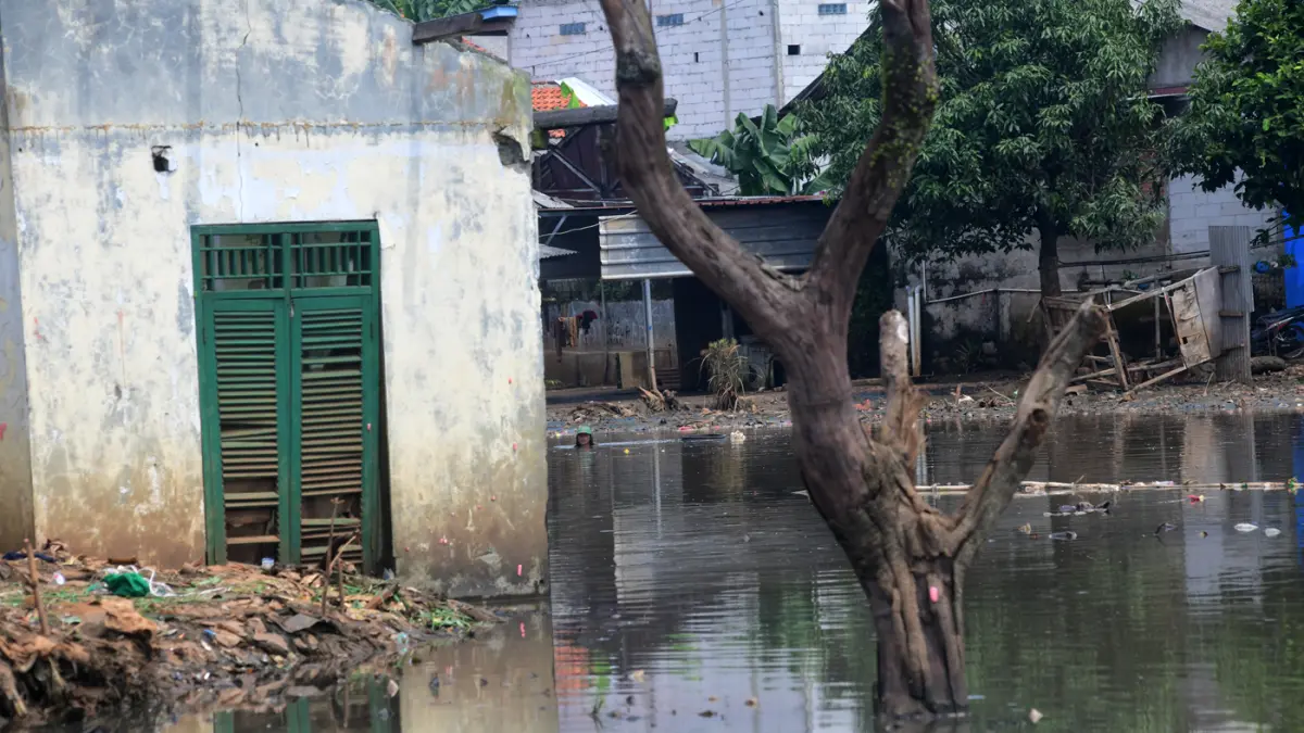 Pemukiman warga tergenang Kali Pesanggrahan yang alirannya menyempit karena longsoran TPA Cipayung di kawasan Cipayung, Depok, Jawa Barat. (Dery Ridwansah/ JawaPos.com)