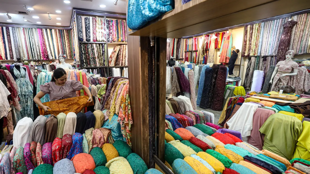 Penjual merapihkan dagangannya di Pasar Tanah Abang, Jakarta, Kamis (14/05/2026). (Salman Toyibi/Jawa Pos)