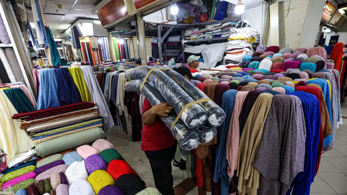 Penjual merapihkan dagangannya di Pasar Tanah Abang, Jakarta, Kamis (14/05/2026). (Salman Toyibi/Jawa Pos)