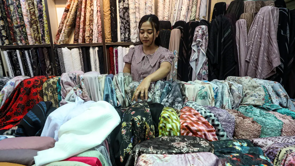 Penjual merapihkan dagangannya di Pasar Tanah Abang, Jakarta, Kamis (14/05/2026). (Salman Toyibi/Jawa Pos)
