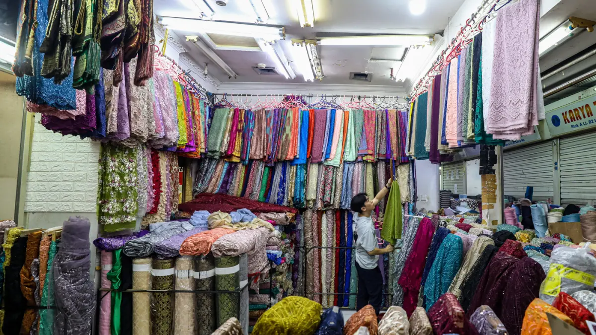 Penjual merapihkan dagangannya di Pasar Tanah Abang, Jakarta, Kamis (14/05/2026). (Salman Toyibi/Jawa Pos)