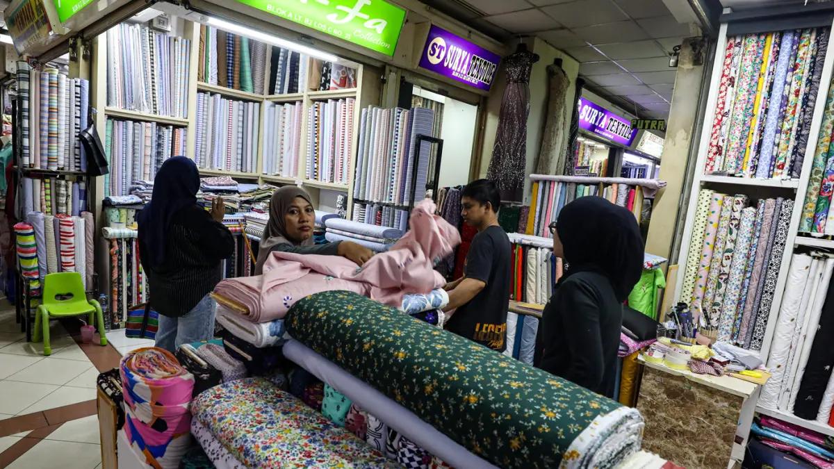 Penjual merapihkan dagangannya di Pasar Tanah Abang, Jakarta, Kamis (14/05/2026). (Salman Toyibi/Jawa Pos)