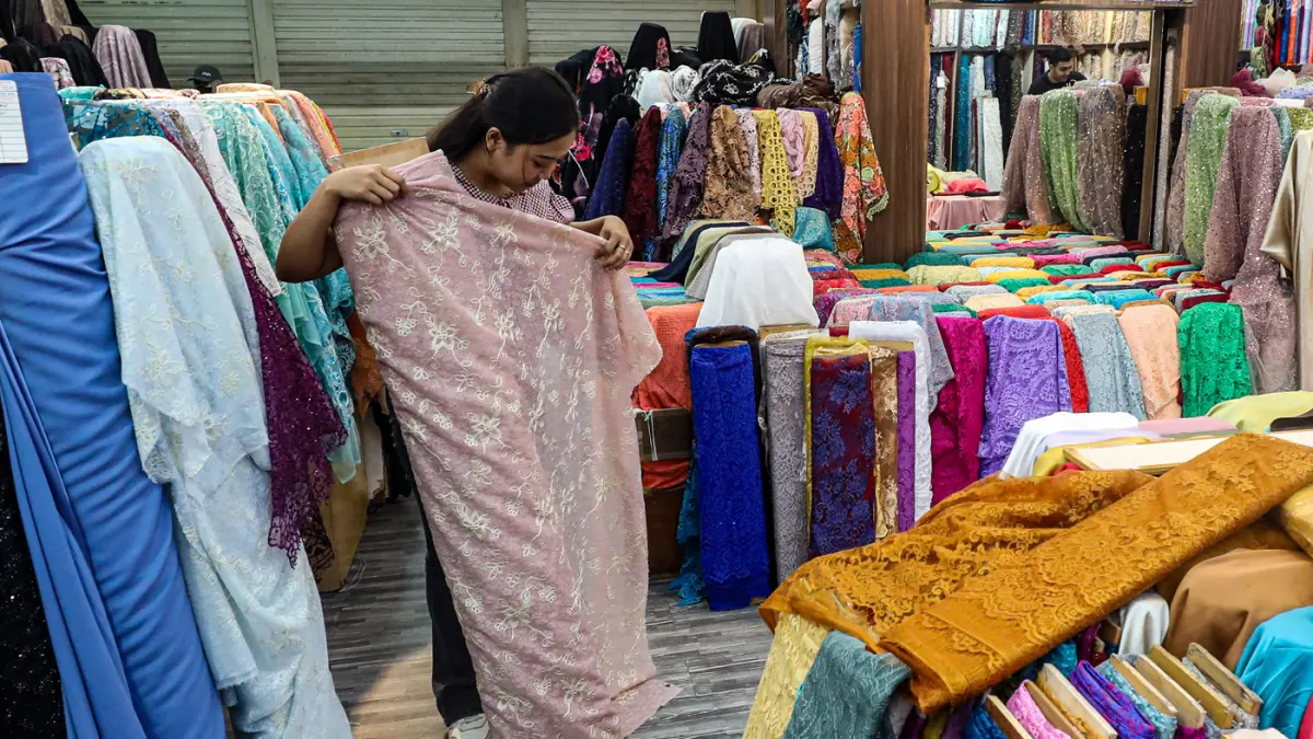 Penjual merapihkan dagangannya di Pasar Tanah Abang, Jakarta, Kamis (14/05/2026). (Salman Toyibi/Jawa Pos)