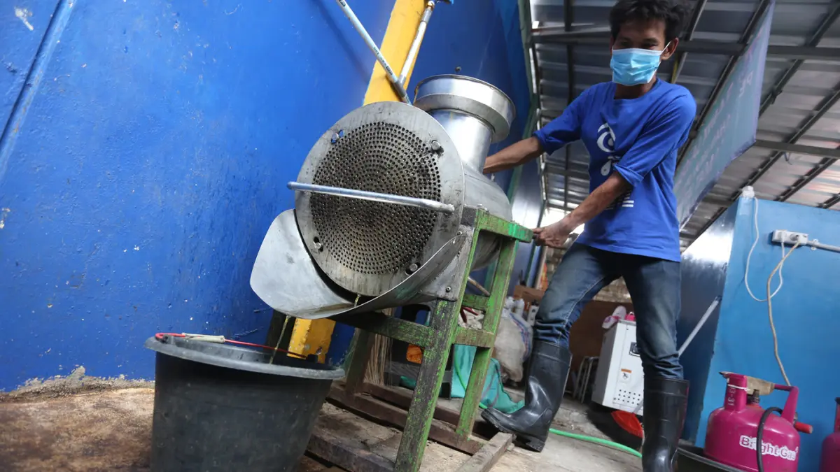 Petugas memilah sampah organik untuk diolah limbah organik di Pasar Kramat Jati, Jakarta Timur. (Dery Ridwansah/ JawaPos.com)
