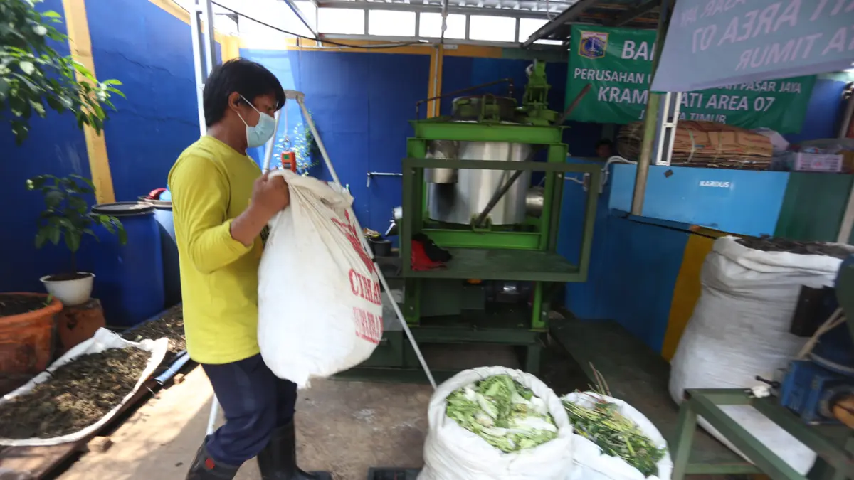 Petugas memilah sampah organik untuk diolah limbah organik di Pasar Kramat Jati, Jakarta Timur. (Dery Ridwansah/ JawaPos.com)
