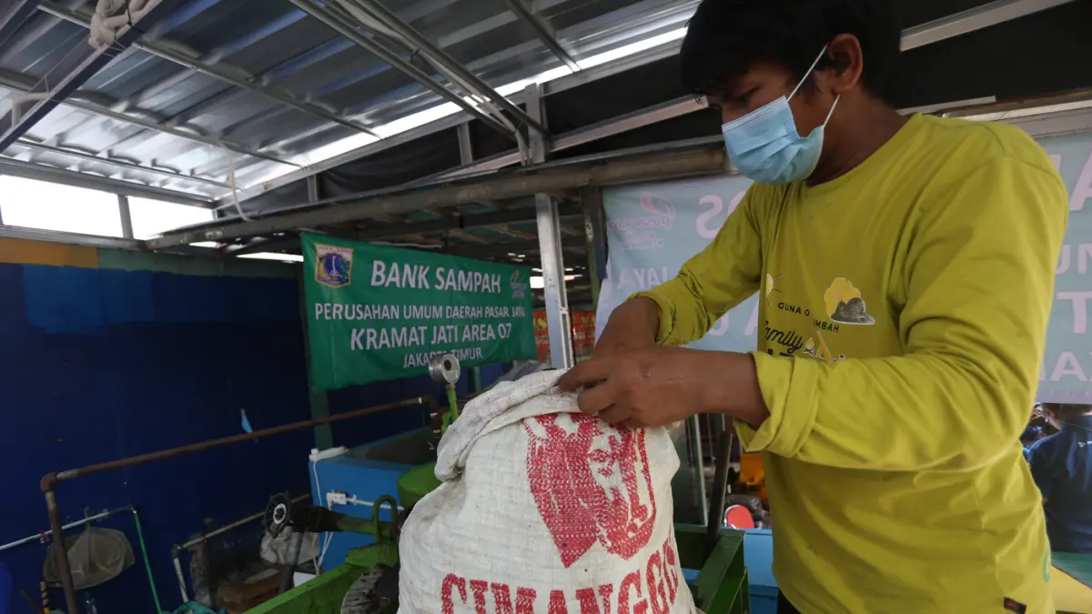 Petugas memilah sampah organik untuk diolah limbah organik di Pasar Kramat Jati, Jakarta Timur. (Dery Ridwansah/ JawaPos.com)