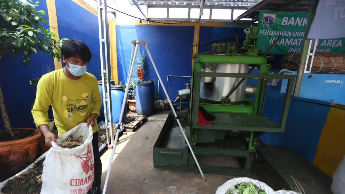 Petugas memilah sampah organik untuk diolah limbah organik di Pasar Kramat Jati, Jakarta Timur. (Dery Ridwansah/ JawaPos.com)