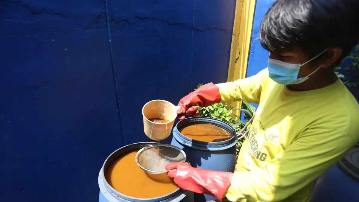 Petugas memilah sampah organik untuk diolah limbah organik di Pasar Kramat Jati, Jakarta Timur. (Dery Ridwansah/ JawaPos.com)