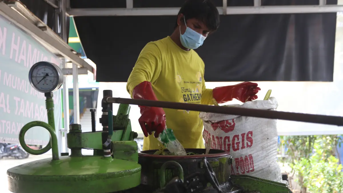 Petugas memilah sampah organik untuk diolah limbah organik di Pasar Kramat Jati, Jakarta Timur. (Dery Ridwansah/ JawaPos.com)