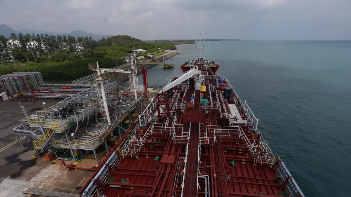 Proses bongkar muat curah cair kimia di atas kapal MT Novah