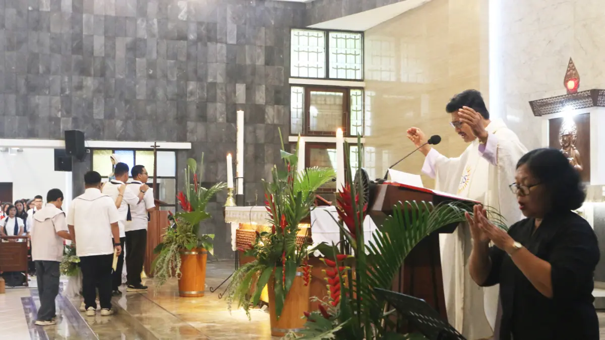 Umat Katolik mengikuti Misa Kenaikan Tuhan Yesus di Gereja St. Theresia Bongsari, Kamis (14/5/2026). (Nur Chamim/Jawa Pos Radar Semarang)