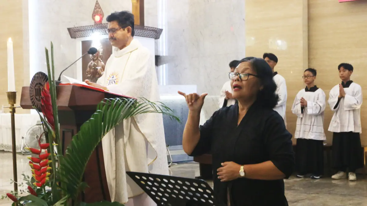Umat Katolik mengikuti Misa Kenaikan Tuhan Yesus di Gereja St. Theresia Bongsari, Kamis (14/5/2026). (Nur Chamim/Jawa Pos Radar Semarang)