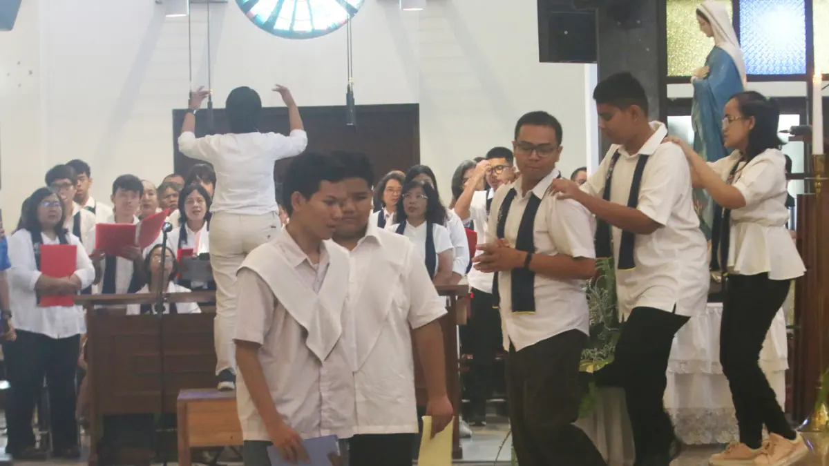 Umat Katolik mengikuti Misa Kenaikan Tuhan Yesus di Gereja St. Theresia Bongsari, Kamis (14/5/2026). (Nur Chamim/Jawa Pos Radar Semarang)