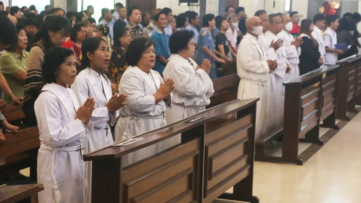 Potret Khidmatnya Misa di Gereja St. Theresia Bongsari Semarang - Image