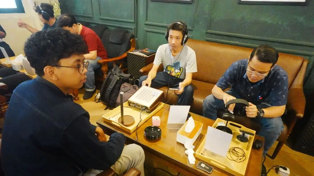 Pengunjung mencoba perangkat audio premium dalam konsep listening bar experience di Surabaya, Sabtu (16/5/2026). (Moch. Rizky Pratama Putra/JawaPos.com)