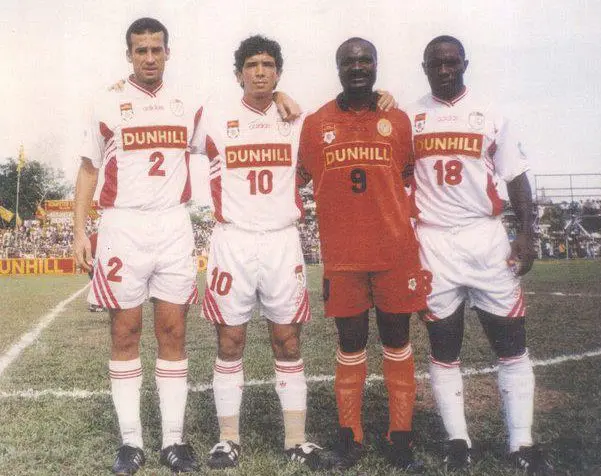 Roger Milla (dua dari kanan) berfoto bersama trio Brasil Marcio Novo (kiri), Luciano Leandro, dan Jacksen F Tiago (kanan) yang kala itu membela PSM Makaasar di Liga Indonesia-Dunhill. (Dok. X Roger Milla)
