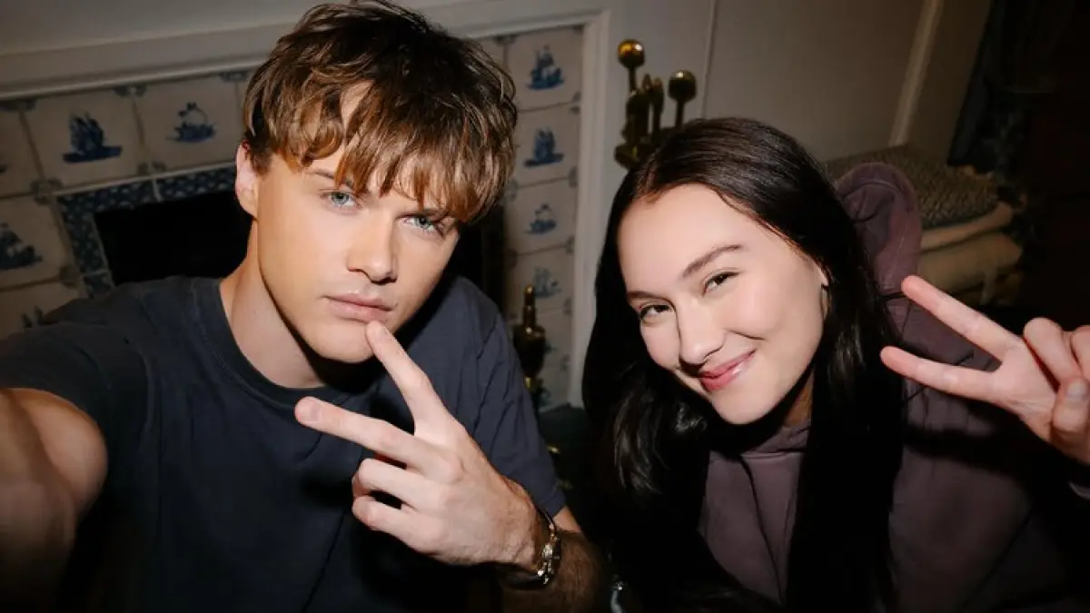 Christopher Briney dan Lola Tung di balik layar The Summer I Turned Pretty the Movie (Instagram @thesummeriturnedpretty) - Image
