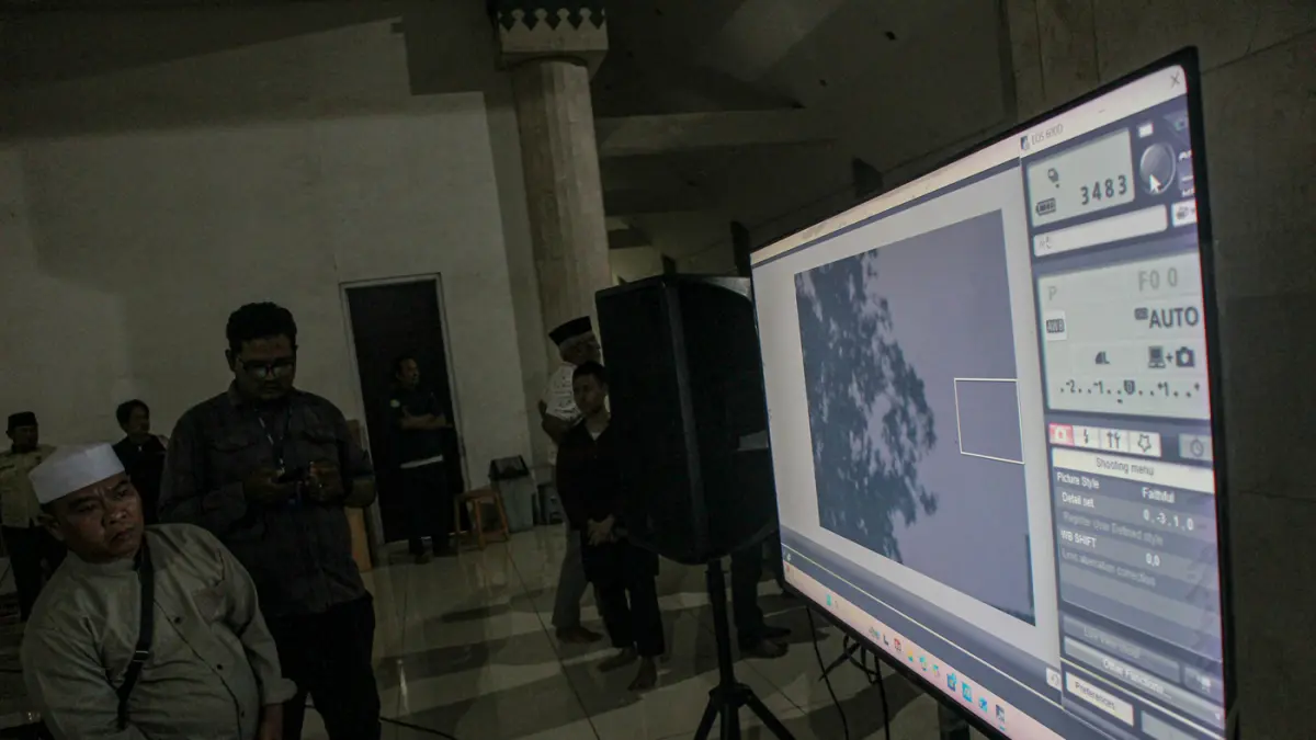 Petugas Lembaga Falakiyah Pengurus Wilayah Nahdlatul Ulama (LF PWNU) DKI Jakarta melakukan persiapan dan pemasangan teleskop saat pemantauan hilal penentuan 1 Zulhijah 1447 Hijriah/2026 Masehi serta Iduladha 1447 H/2026 M di Masjid Raya KH Hasyim Asyari,