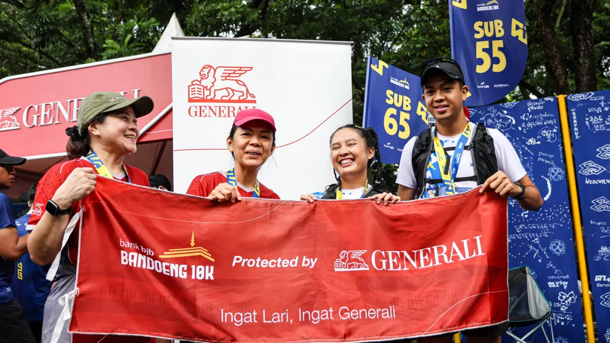 President Director and CEO Generali Indonesia Rebecca Tan (kedua dari kiri) didampingi Chief Product Management and Marketing Officer Jong Wie Siu (kiri) saat sesi seremoni pemberian proteksi asuransi kepada perwakilan pelari Bandoeng 10K di Balai Kota Ba