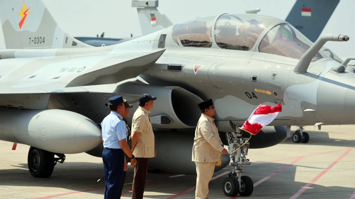 Presiden Prabowo Subianto (kanan) didampingi Menteri Pertahanan Sjafrie Sjamsoeddin (ketiga kiri), Panglima TNI Jenderal TNI Agus Subiyanto (kedua kiri), dan Kepala Staf Angkatan Udara (Kasau) Marsekal TNI Mohamad Tonny Harjono (kiri) menarik bendera Mera