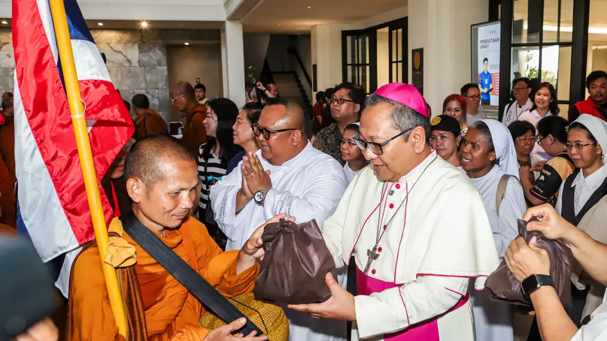 Bapak Uskup Agustinus Tri Budi Utomo menyambut sejumlah Bhikkhu berjalan kaki dalam rangka Walk For Peace 2026 di Jalan Panglima Sudirman, Surabaya, Jawa Timur, Jumat (15/5/2026). (Riana Setiawan/ Jawa Pos)