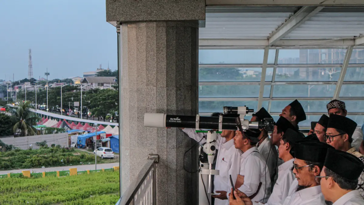 Petugas Lembaga Falakiyah Pengurus Wilayah Nahdlatul Ulama (LF PWNU) DKI Jakarta melakukan persiapan dan pemasangan teleskop saat pemantauan hilal penentuan 1 Zulhijah 1447 Hijriah/2026 Masehi serta Iduladha 1447 H/2026 M di Masjid Raya KH Hasyim Asyari,
