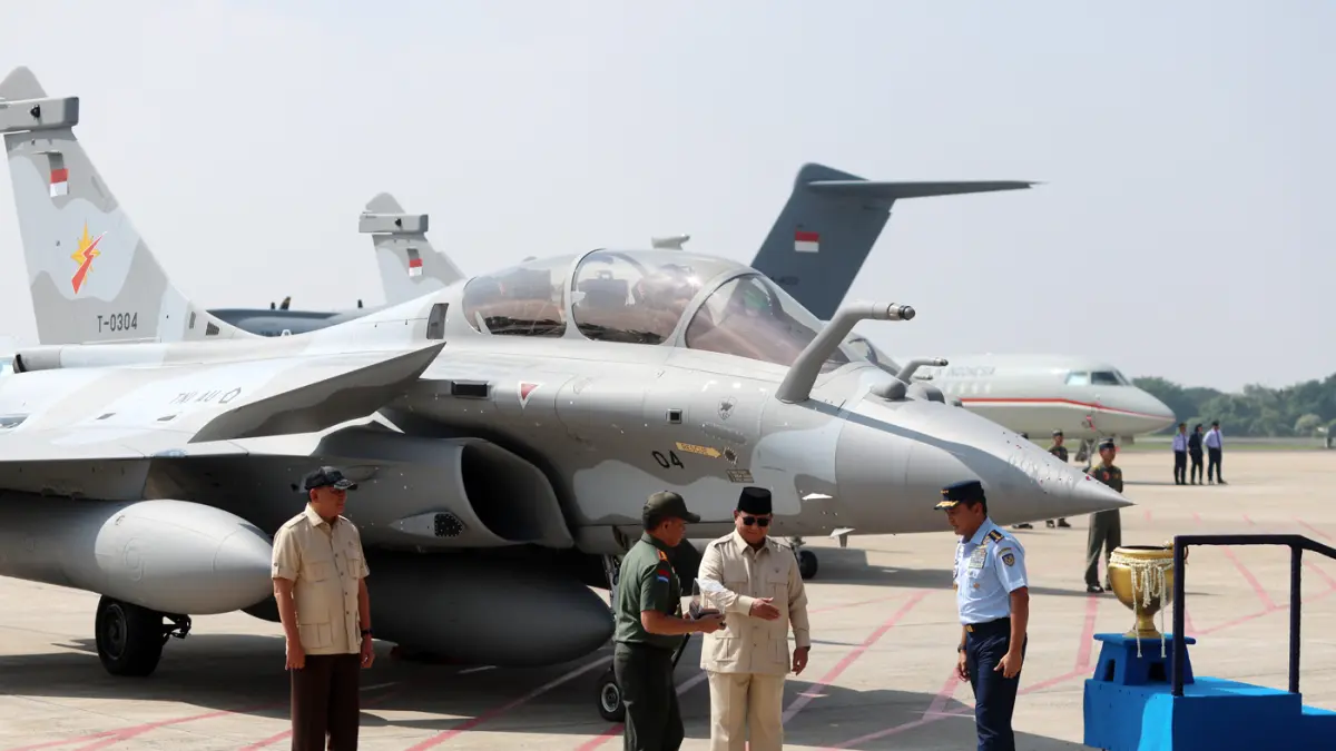 Presiden Prabowo Subianto (kanan) didampingi Menteri Pertahanan Sjafrie Sjamsoeddin (ketiga kiri), Panglima TNI Jenderal TNI Agus Subiyanto (kedua kiri), dan Kepala Staf Angkatan Udara (Kasau) Marsekal TNI Mohamad Tonny Harjono (kiri) menarik bendera Mera