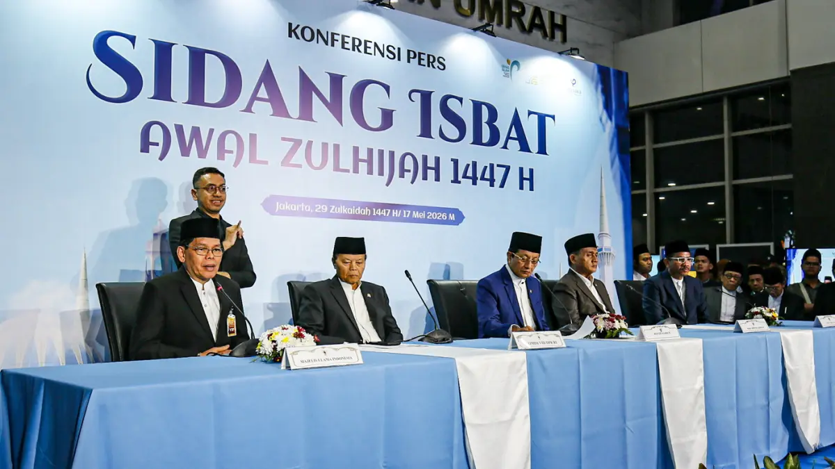 Menteri Agama Nasaruddin Umar (tengah) bersama sejumlah jajaran menyampaikan hasil sidang isbat penetapan 1 Zulhijah 1447 Hijriah di Kantor Kemenag, Jakarta, Minggu (17/5/2026). (Salman Toyibi/Jawa Pos