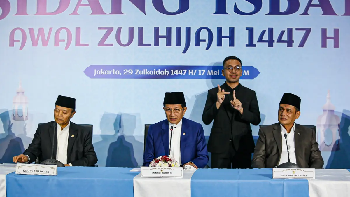 Menteri Agama Nasaruddin Umar (tengah) bersama sejumlah jajaran menyampaikan hasil sidang isbat penetapan 1 Zulhijah 1447 Hijriah di Kantor Kemenag, Jakarta, Minggu (17/5/2026). (Salman Toyibi/Jawa Pos