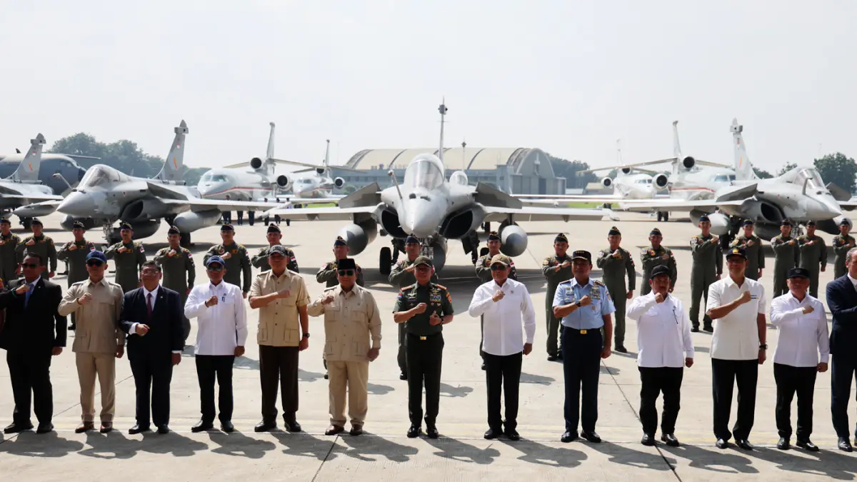 Presiden Prabowo Subianto foto bersama para perjabat terkait saat serah terima dari Pemerintah kepada TNI di Lanud Halim Perdanakusuma, Jakarta, Senin (18/5/2026). (Dery Ridwansah/ JawaPos.com)
