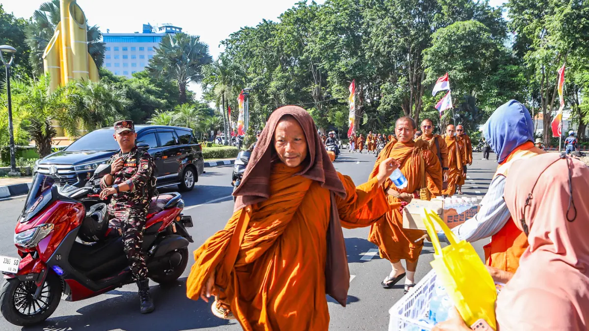 Sejumlah Bhikkhu berjalan kaki dalam rangka Walk For Peace 2026 di Jalan Panglima Sudirman, Surabaya, Jawa Timur, Jumat (15/5/2026). (Riana Setiawan/ Jawa Pos)