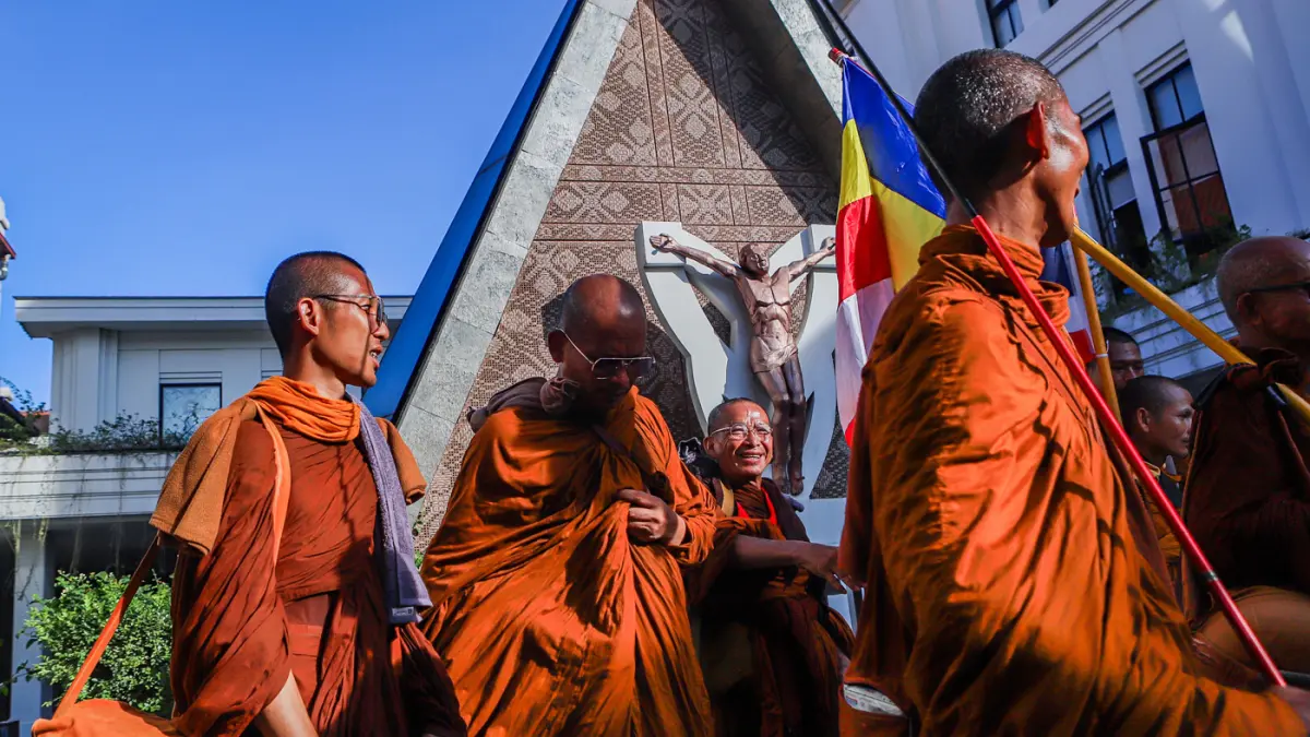 Sejumlah Bhikkhu berjalan kaki dalam rangka Walk For Peace 2026 yang disambut umat Gereja Katolik Hati Kudus Yesus di Jalan Panglima Sudirman, Surabaya, Jawa Timur, Jumat (15/5/2026). (Riana Setiawan/ Jawa Pos)