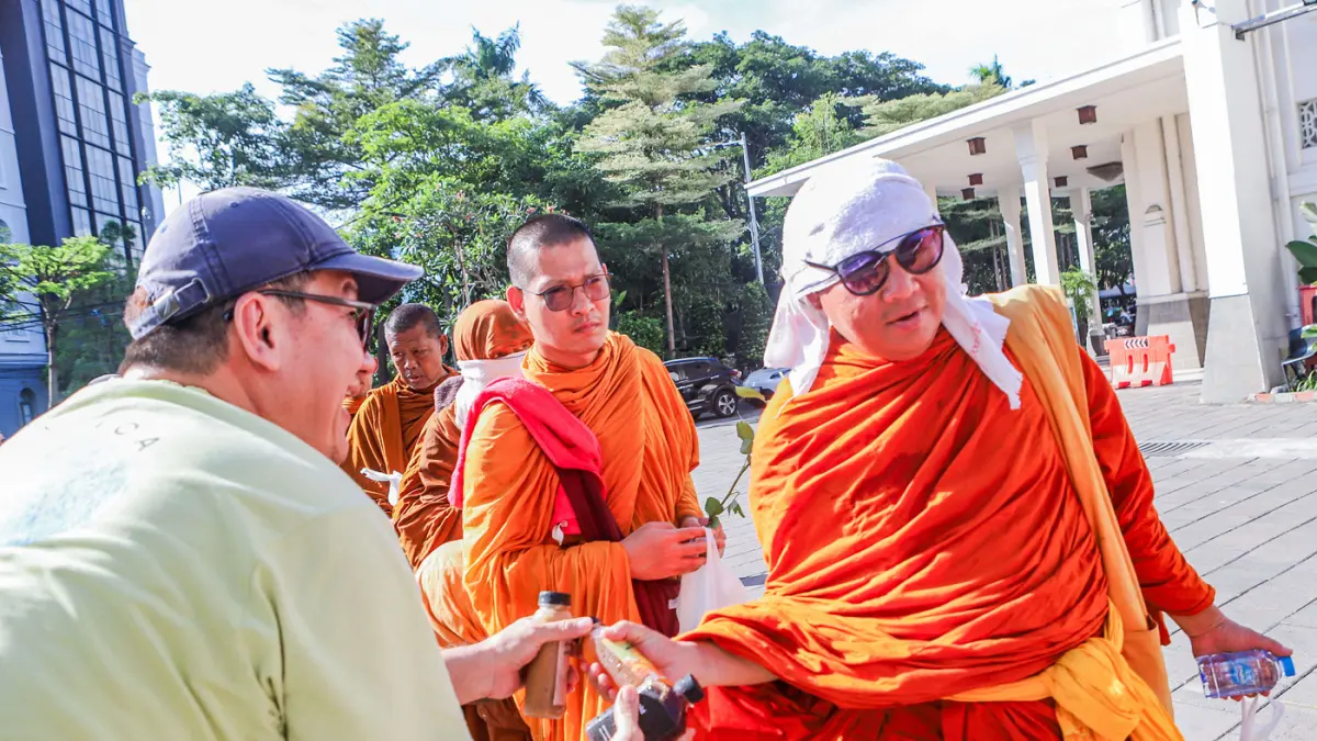 Sejumlah Bhikkhu berjalan kaki dalam rangka Walk For Peace 2026 yang disambut umat Gereja Katolik Hati Kudus Yesus di Jalan Panglima Sudirman, Surabaya, Jawa Timur, Jumat (15/5/2026). (Riana Setiawan/ Jawa Pos)