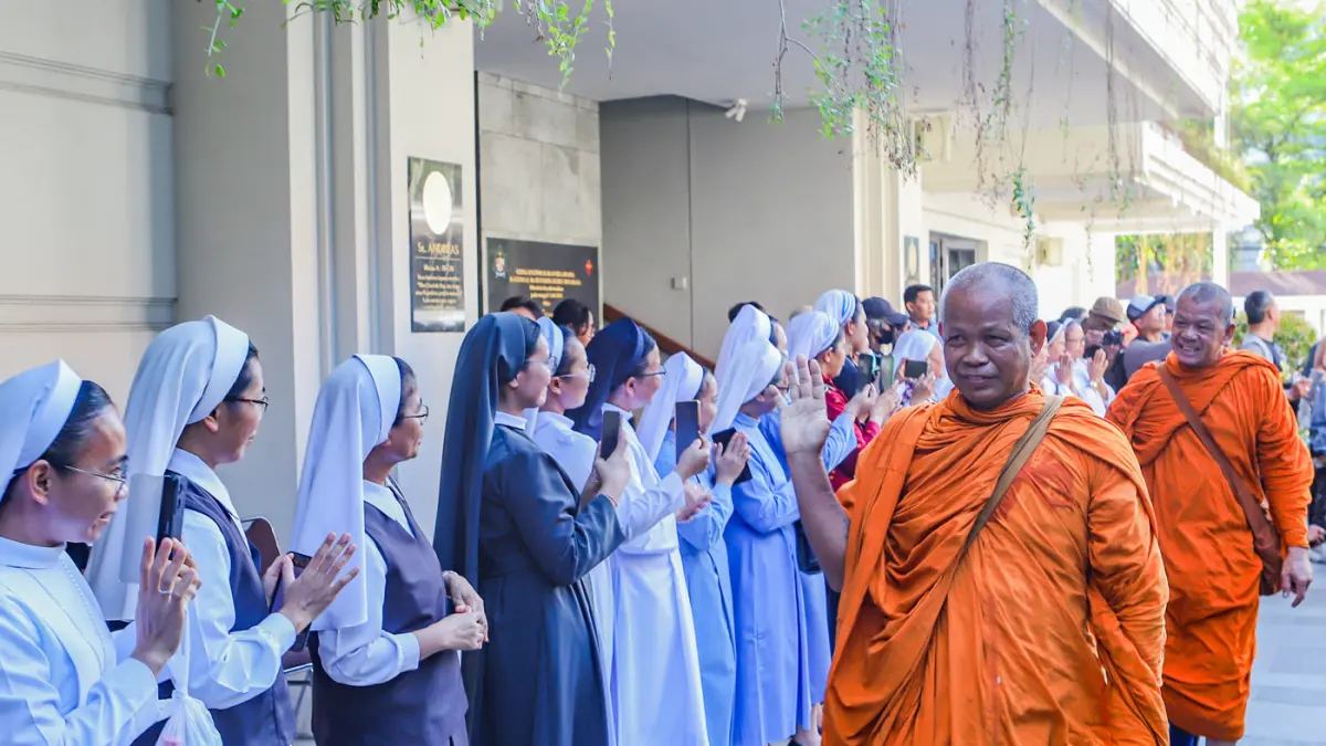 Sejumlah Bhikkhu berjalan kaki dalam rangka Walk For Peace 2026 yang disambut umat Gereja Katolik Hati Kudus Yesus di Jalan Panglima Sudirman, Surabaya, Jawa Timur, Jumat (15/5/2026). (Riana Setiawan/ Jawa Pos)