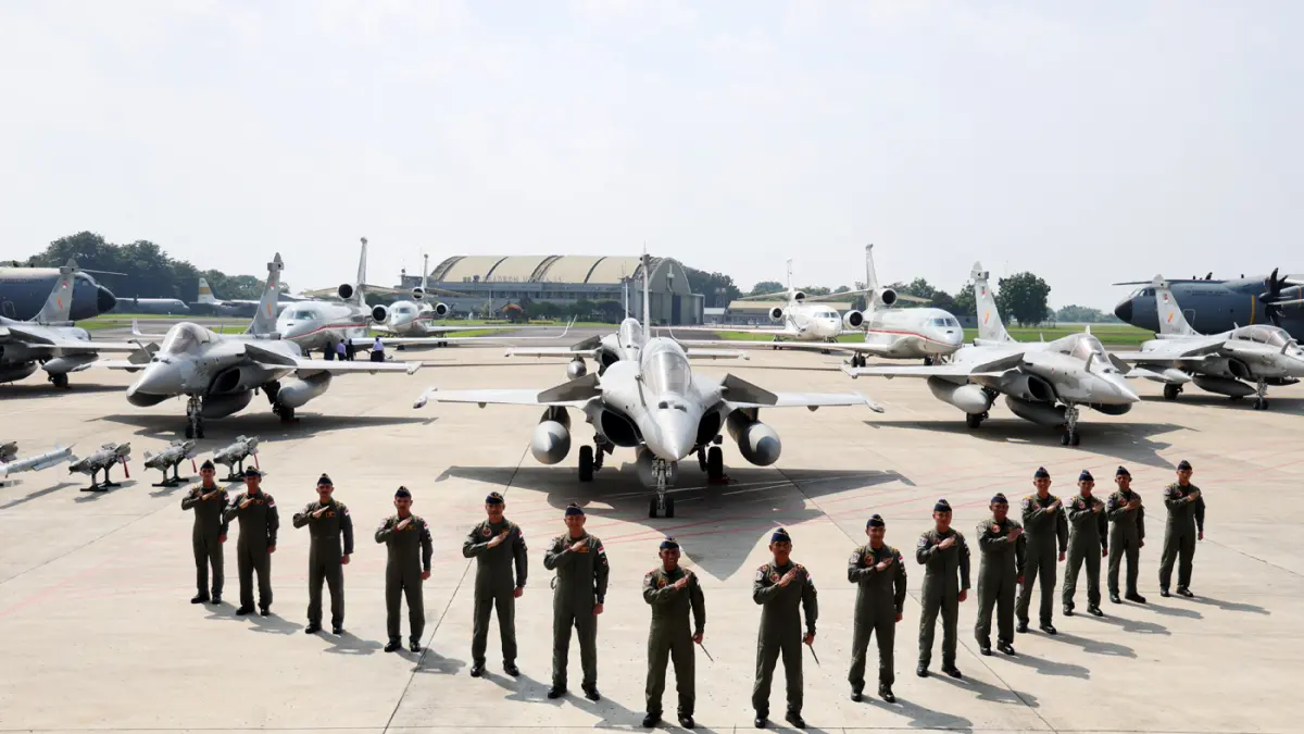 Sejumlah penerbang TNI AU berfoto bersama saat serah terima alat utama sistem persenjataan (alutsista) dari Pemerintah kepada TNI di Lanud Halim Perdanakusuma, Jakarta, Senin (18/5/2026). (Dery Ridwansah/ JawaPos.com)