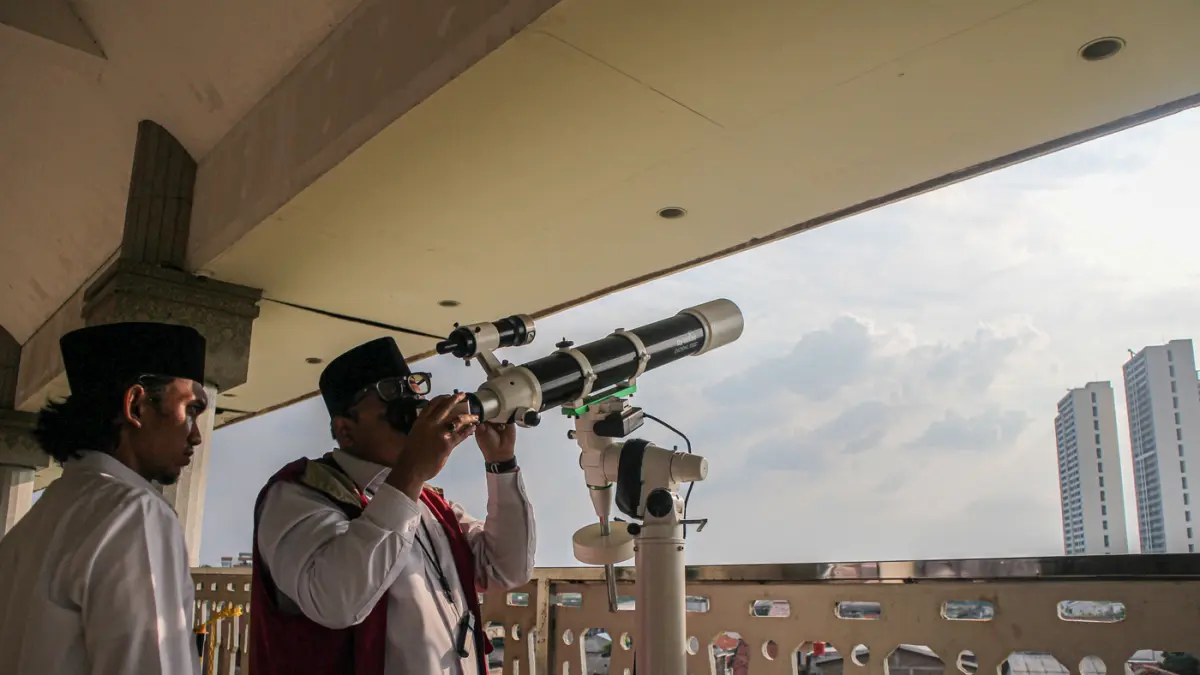 Petugas Lembaga Falakiyah Pengurus Wilayah Nahdlatul Ulama (LF PWNU) DKI Jakarta melakukan persiapan dan pemasangan teleskop saat pemantauan hilal penentuan 1 Zulhijah 1447 Hijriah/2026 Masehi serta Iduladha 1447 H/2026 M di Masjid Raya KH Hasyim Asyari,