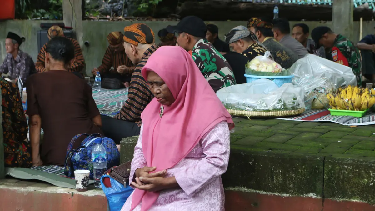Warga mengikuti Kirab Budaya Merti Dusun Kalilangse RW 003, Kelurahan Gajahmungkur, Kota Semarang, Minggu (17/5/2026). (Nur Chamim/Jawa Pos Radar Semarang)