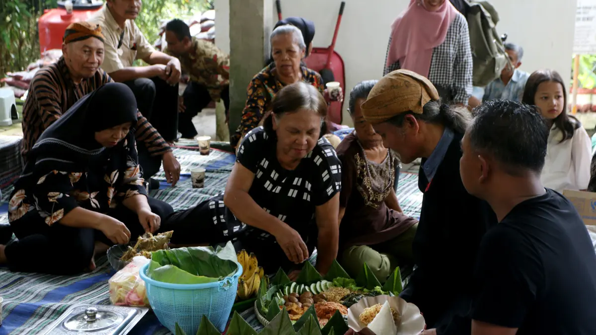 Warga mengikuti Kirab Budaya Merti Dusun Kalilangse RW 003, Kelurahan Gajahmungkur, Kota Semarang, Minggu (17/5/2026). (Nur Chamim/Jawa Pos Radar Semarang)