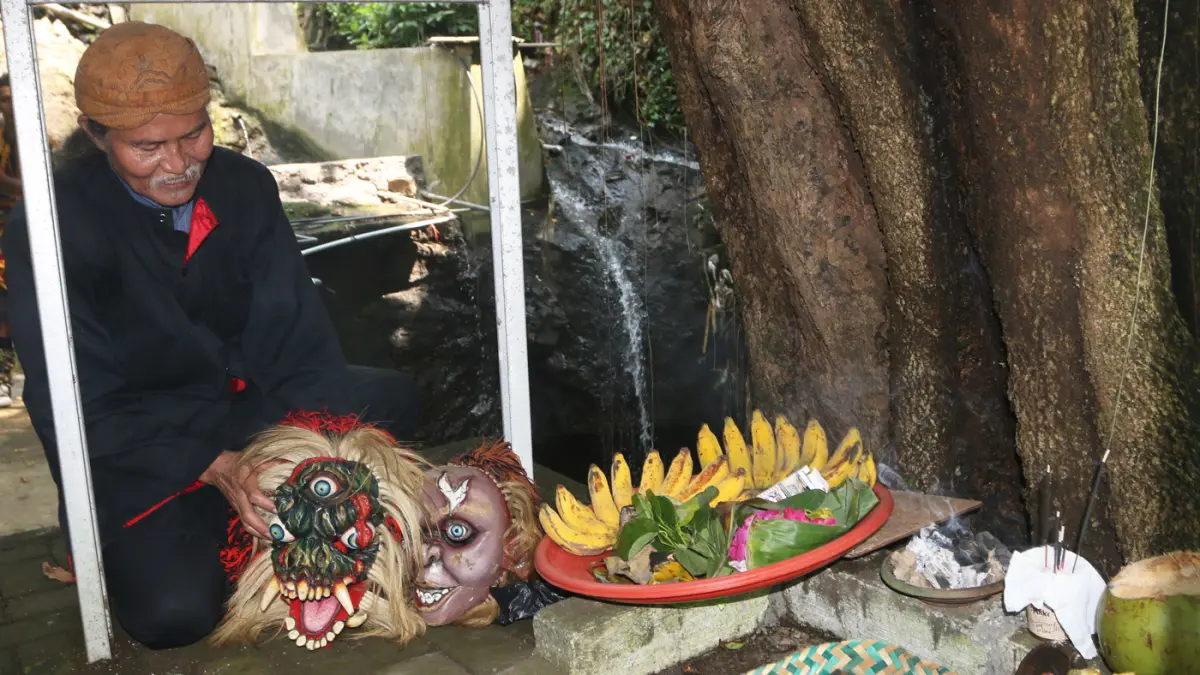 Warga mengikuti Kirab Budaya Merti Dusun Kalilangse RW 003, Kelurahan Gajahmungkur, Kota Semarang, Minggu (17/5/2026). (Nur Chamim/Jawa Pos Radar Semarang)