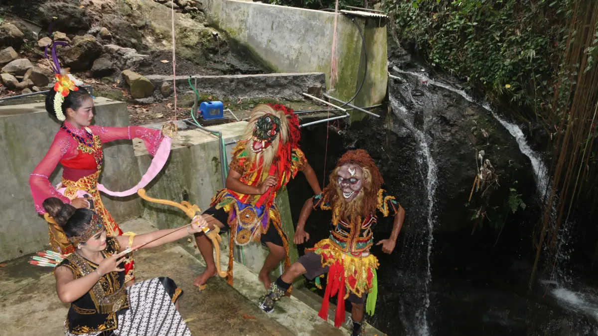 Warga mengikuti Kirab Budaya Merti Dusun Kalilangse RW 003, Kelurahan Gajahmungkur, Kota Semarang, Minggu (17/5/2026). (Nur Chamim/Jawa Pos Radar Semarang)