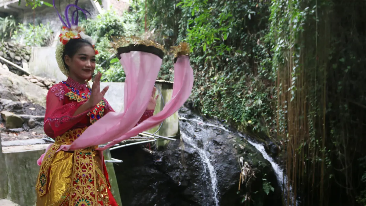 Warga mengikuti Kirab Budaya Merti Dusun Kalilangse RW 003, Kelurahan Gajahmungkur, Kota Semarang, Minggu (17/5/2026). (Nur Chamim/Jawa Pos Radar Semarang)